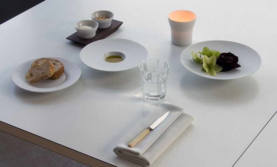 Красивые тарелки из белого бисквитного фарфора коллекции Pulse для закусок, амюз буш, оливкового масла, также используются для оформления стола цветами. 