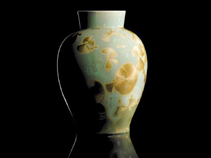 Декоративная фарфоровая ваза Solitaire от Fürstenberg зеленого цвета с золотыми оттенками с покрытием из кристаллической глазури. 
