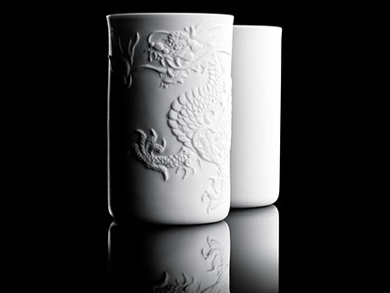 Стаканы из тонкого фарфора TOUCHE белого цвета с изображением дракона. Производитель: фарфоровая мануфактура Фюрстенберг.